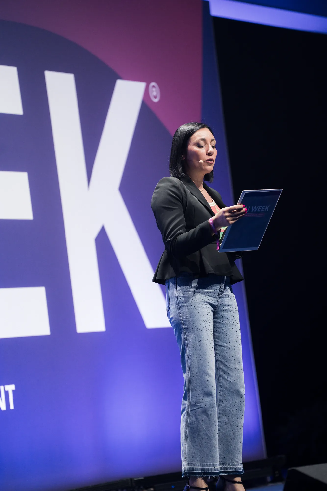 Alessia Preda sul palco di AI Week con il tablet in mano