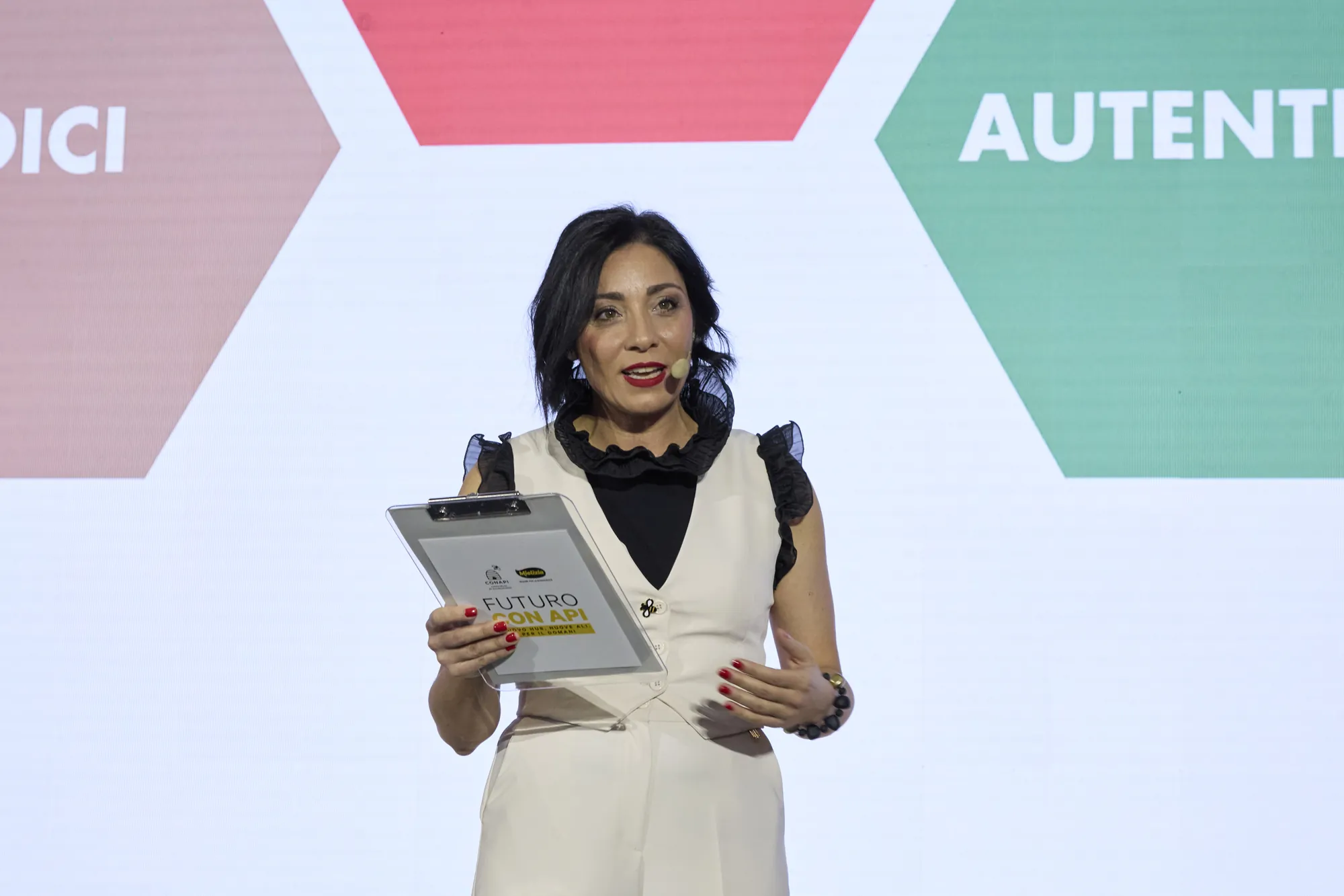 Alessia Preda con la scaletta in mano durante l’inaugurazione Conapi