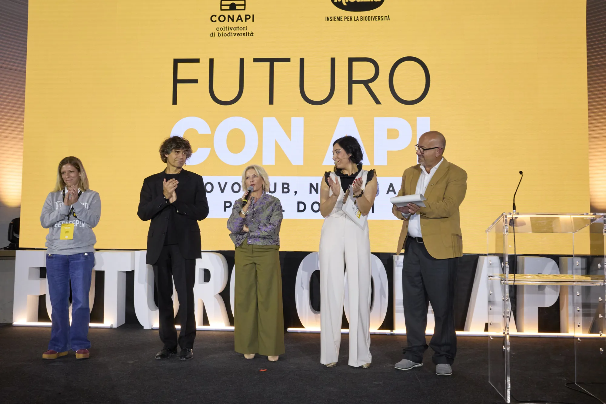 Il palco finale dell’inaugurazione Conapi, con Alessia Preda e le persone intervenute