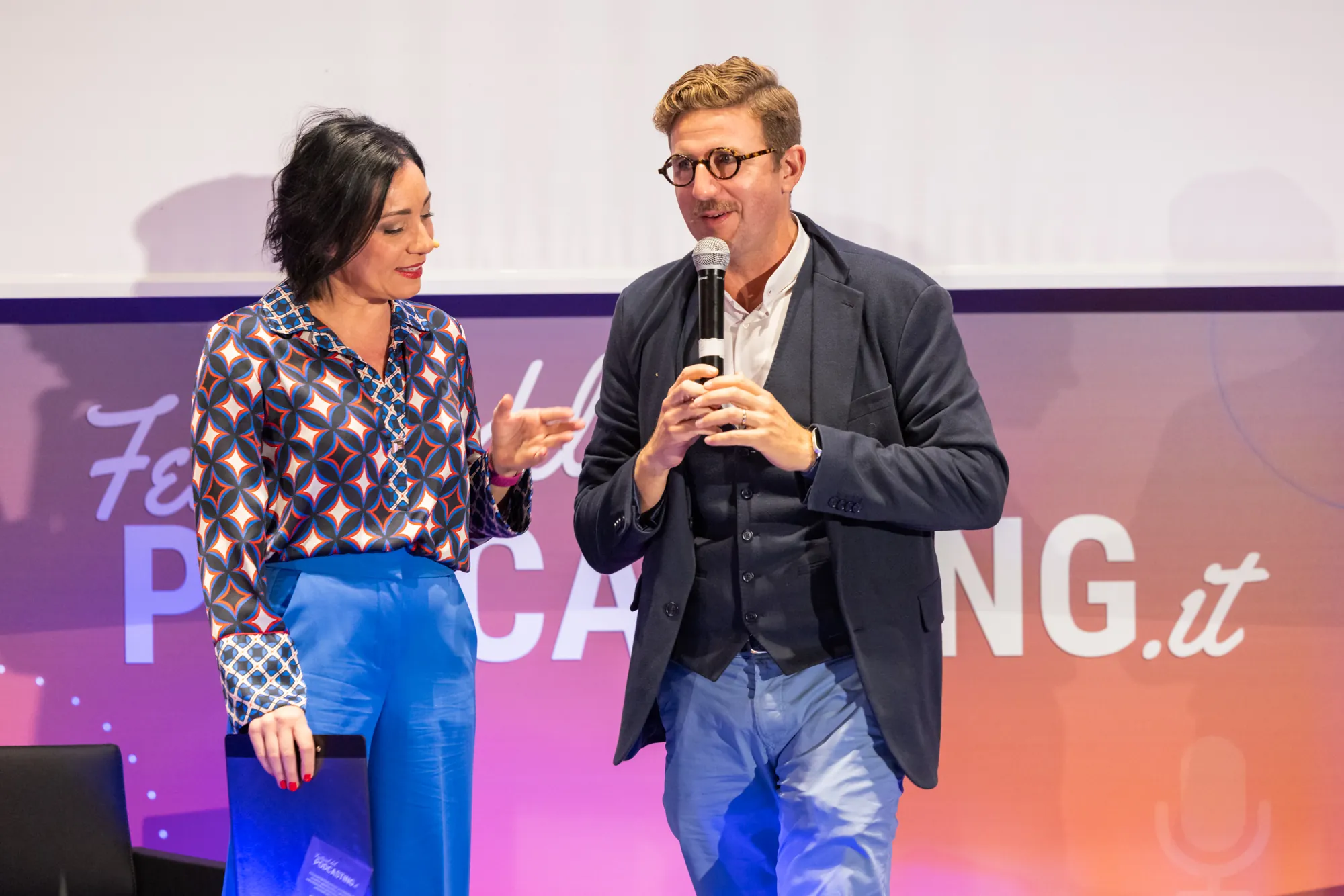 Alessia Preda intervista un ospite sul palco principale del Festival del Podcasting