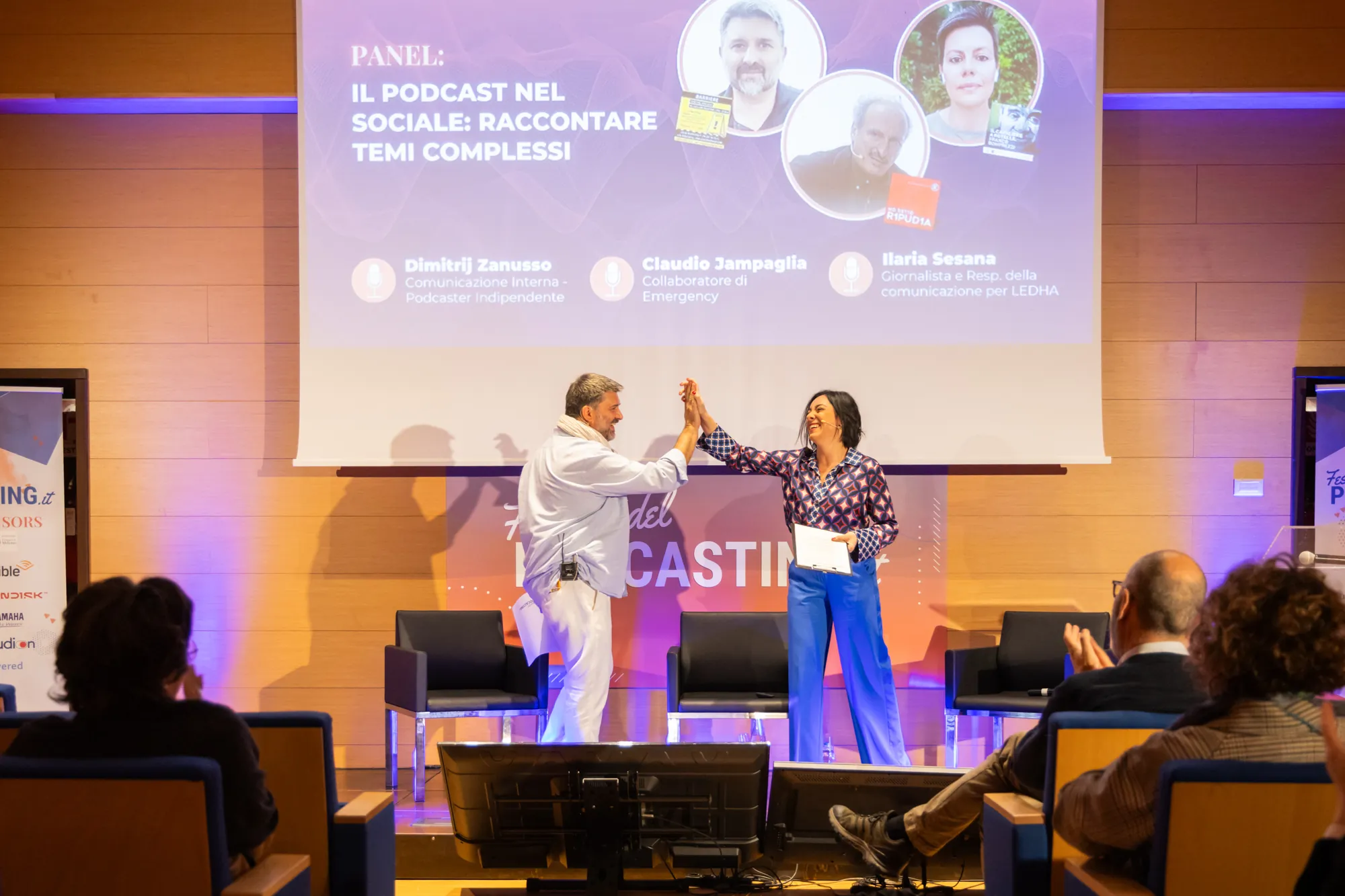 Il palco del Festival del Podcasting durante un panel, con Alessia Preda e un ospite