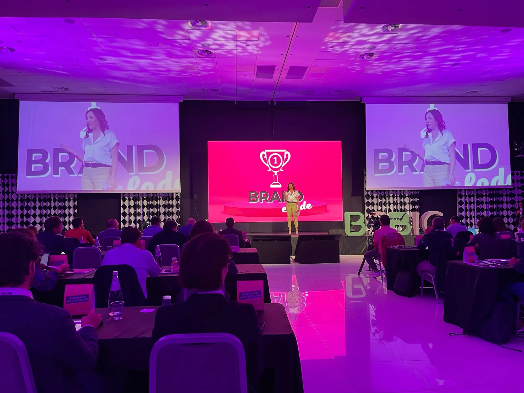 La sala di B2Big Live, con Alessia Preda sul palco davanti agli schermi