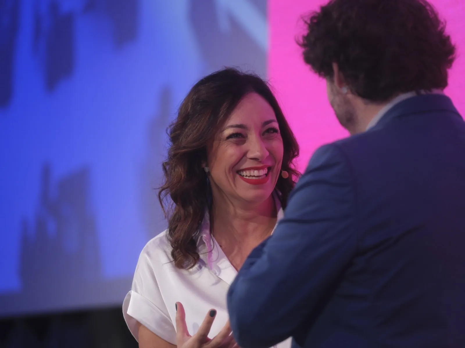 Alessia Preda sorride a un ospite di spalle durante B2Big Live