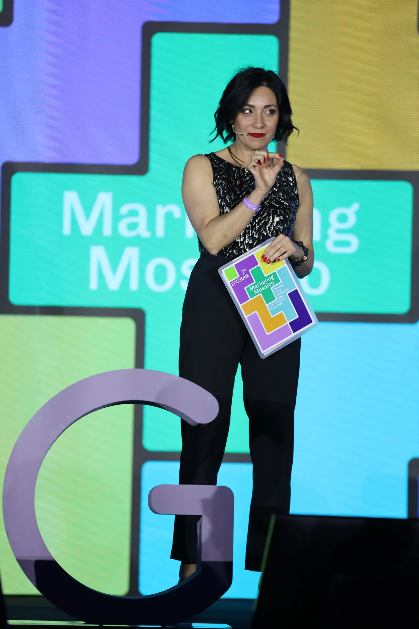 Alessia Preda sul palco di B2Big Live con la scaletta tra le mani