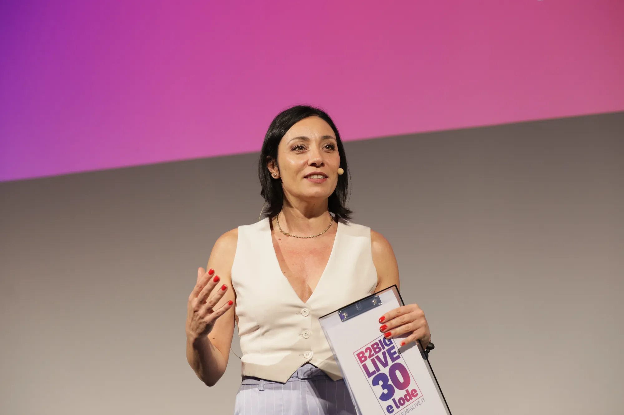 Alessia Preda sul palco di B2Big Live 2026, trenta e lode, con la cartellina in mano