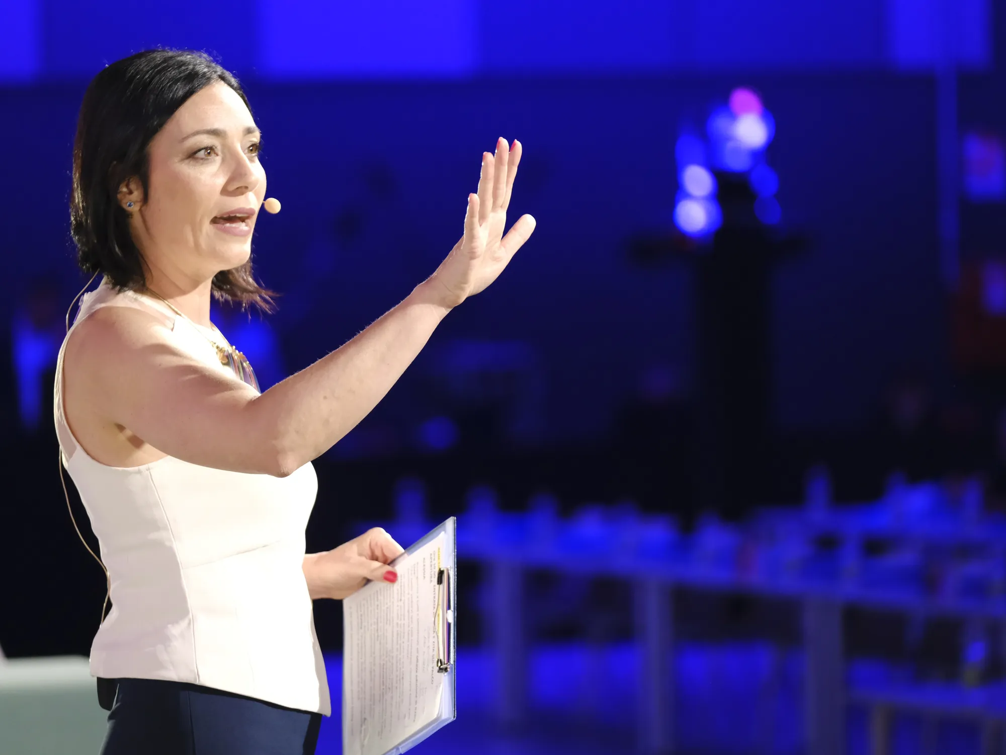 Alessia Preda alza la mano mentre conduce B2Big Live 2026