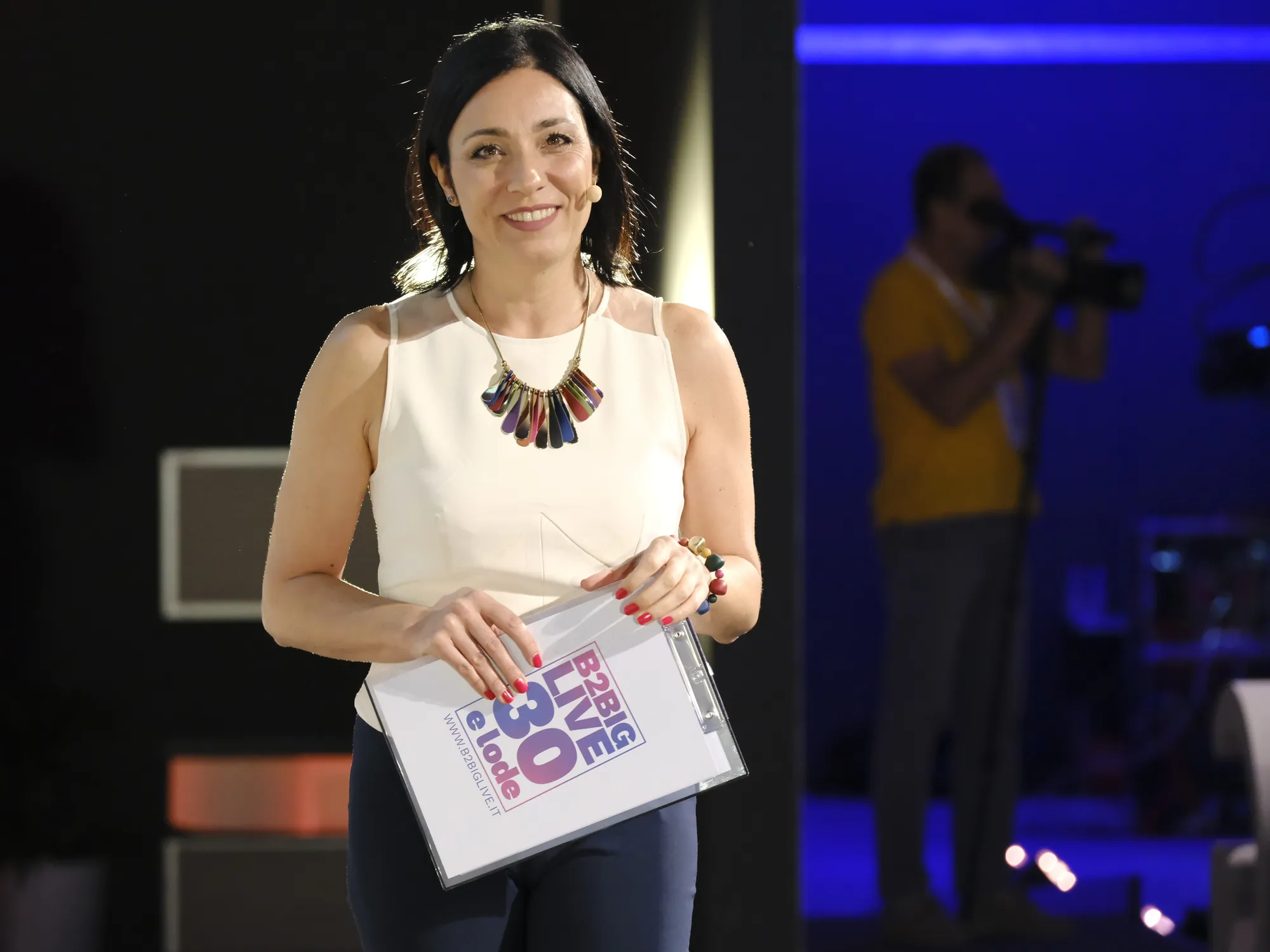 Alessia Preda sorride all’obiettivo sul palco di B2Big Live 2026