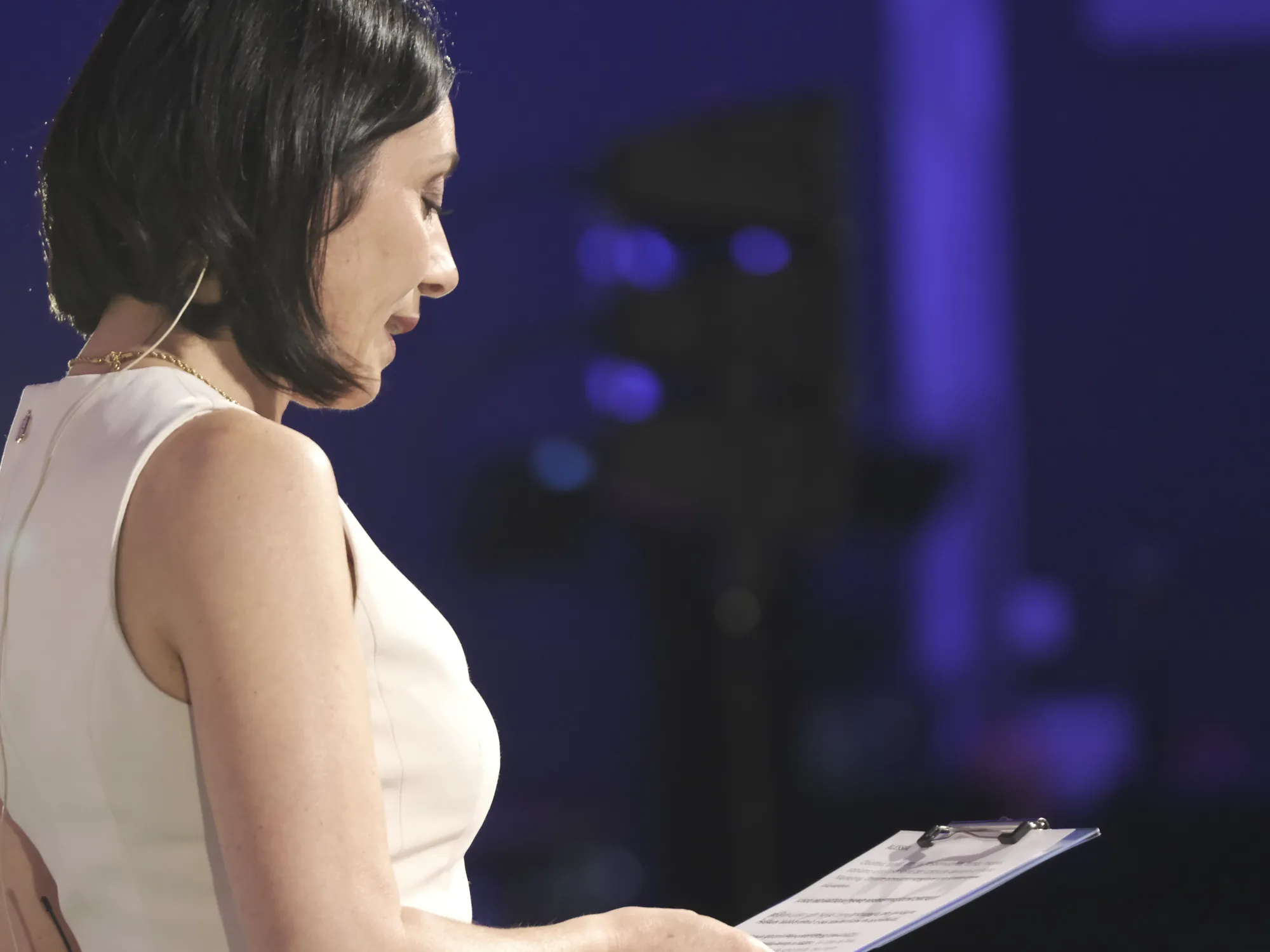 Alessia Preda di profilo legge la scaletta a B2Big Live 2026