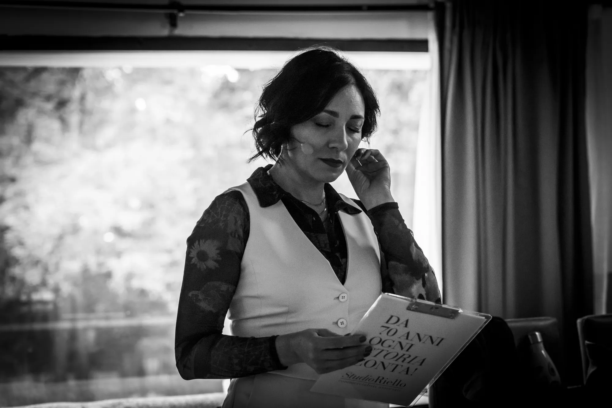 Alessia Preda legge la scaletta, in bianco e nero