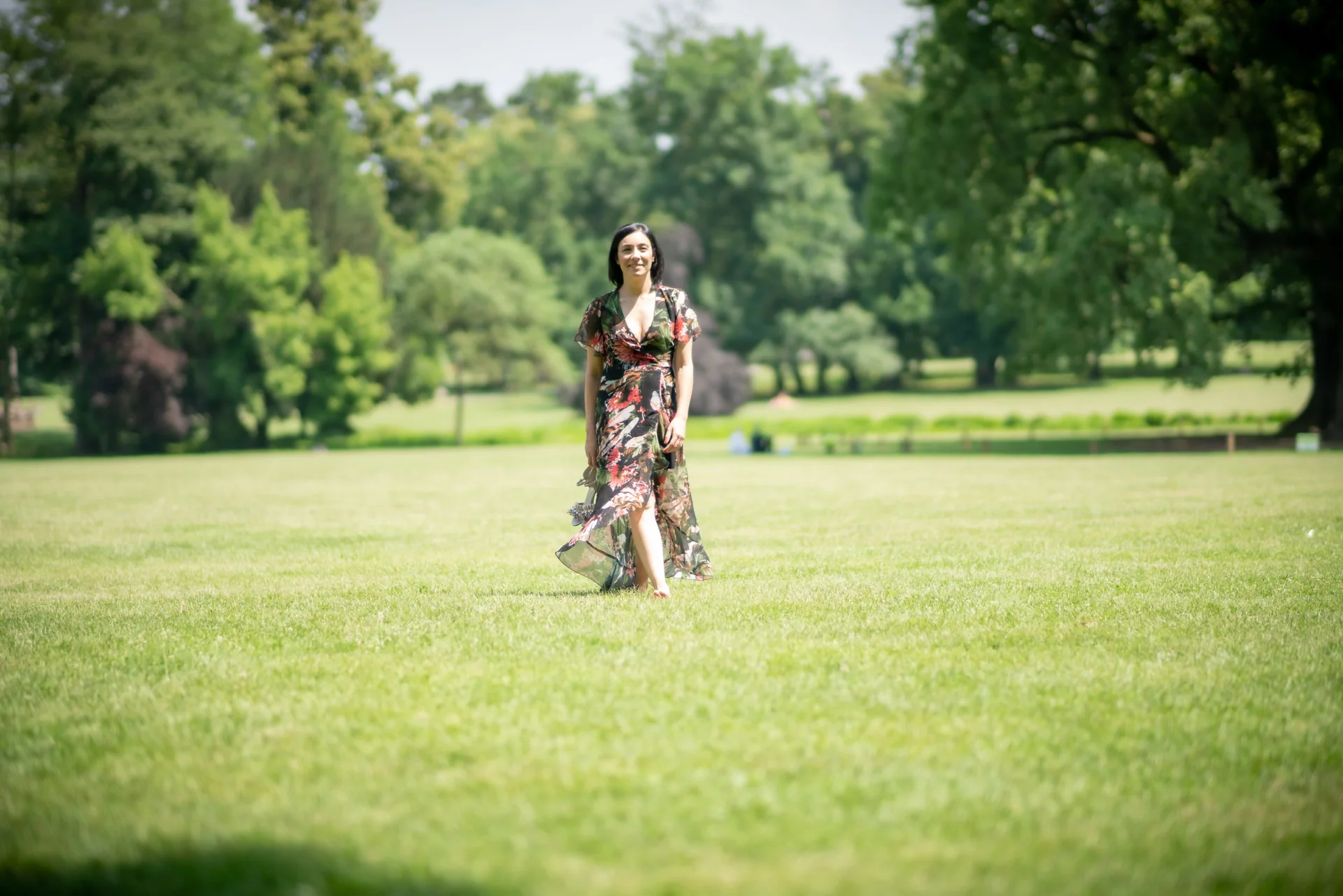 Alessia Preda cammina verso l’obiettivo in un parco